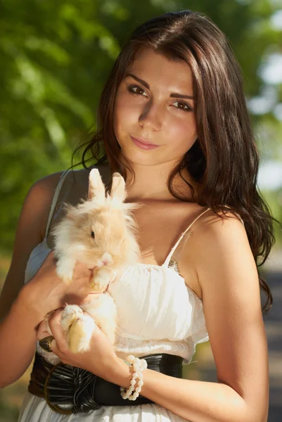年轻美丽的女孩举行一个兔子 — 图库照片