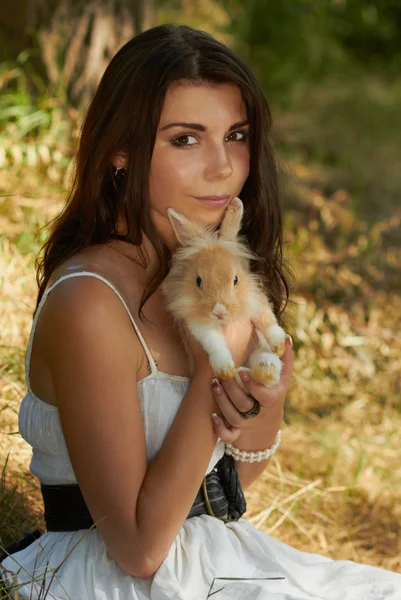 Güzel genç kız tavşan tutarak — Stok fotoğraf