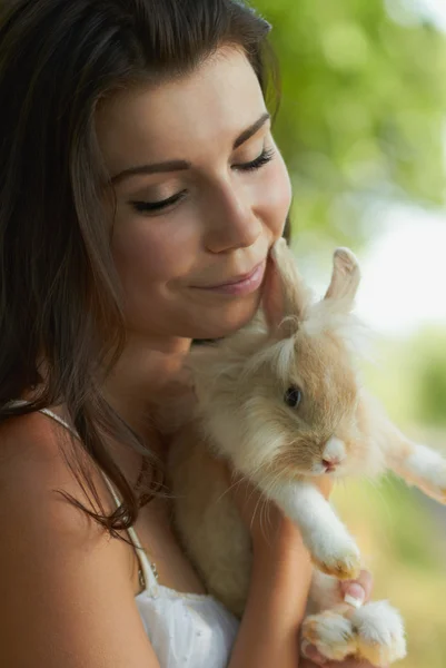 年轻美丽的女孩举行一个兔子 — 图库照片