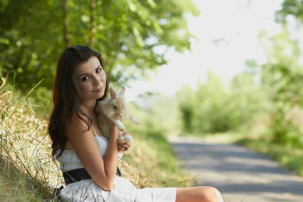 Menina bonita segurando um coelho — Fotografia de Stock