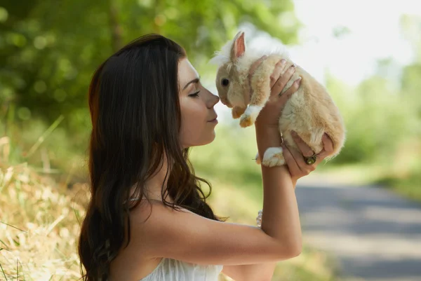토끼를 들고 아름 다운 젊은 여자 — 스톡 사진