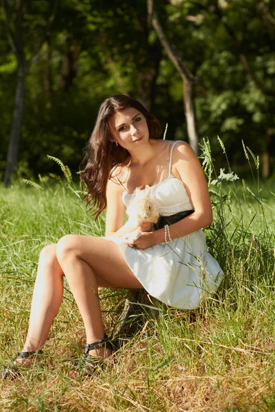 Vacker ung flicka som håller en kanin — Stockfoto