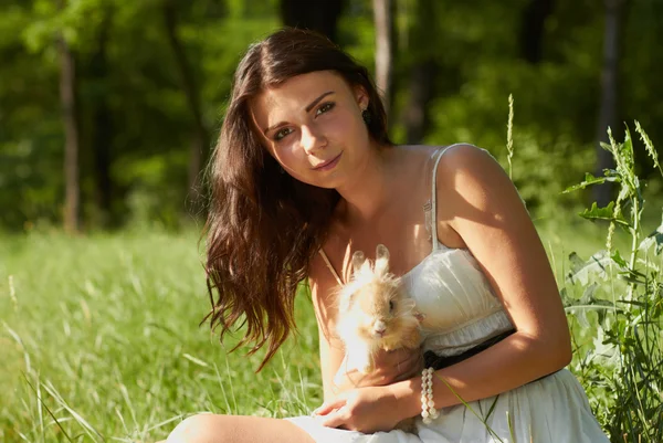 Красива молода дівчина тримає кролика — стокове фото