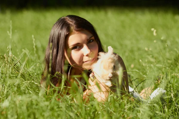 Krásná mladá dívka drží zajíček — Stock fotografie