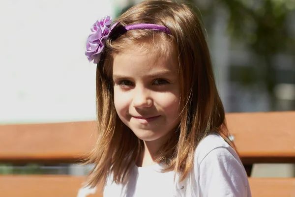 Roztomilá holčička venku v létě — Stock fotografie
