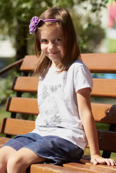 可爱的小女孩，在夏季户外 — 图库照片