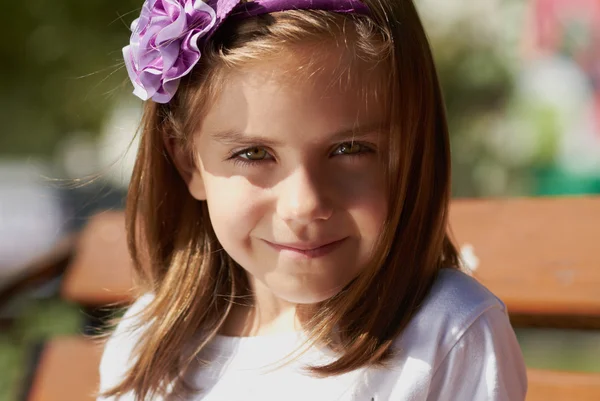 Gadis kecil yang lucu di luar ruangan di musim panas — Stok Foto