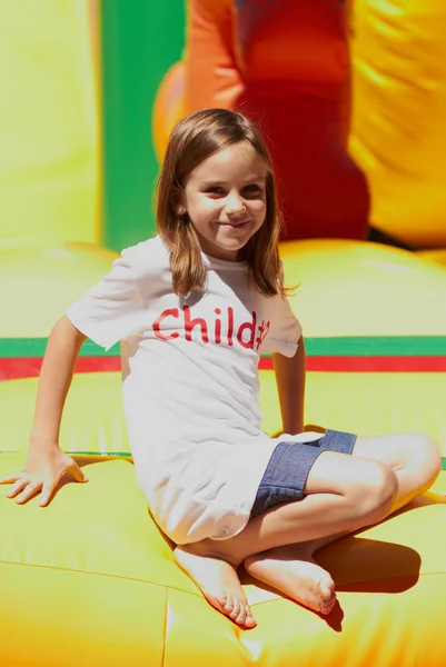 Linda niña en un castillo de salto — Foto de Stock