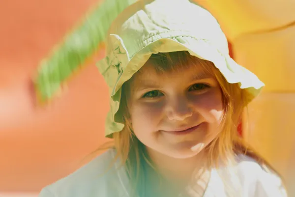 एक टोपी मध्ये सुंदर लहान मुलगी बाहेर — स्टॉक फोटो, इमेज
