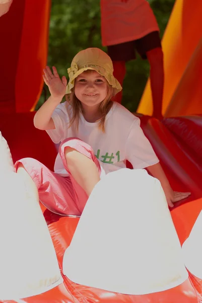 Sevimli küçük kız bir atlama kale — Stok fotoğraf