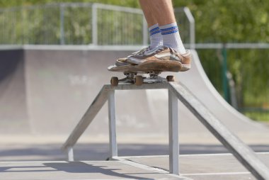 50-50 eziyet eğlenceli-skatepark kutusunda Tarih yapıyor skater