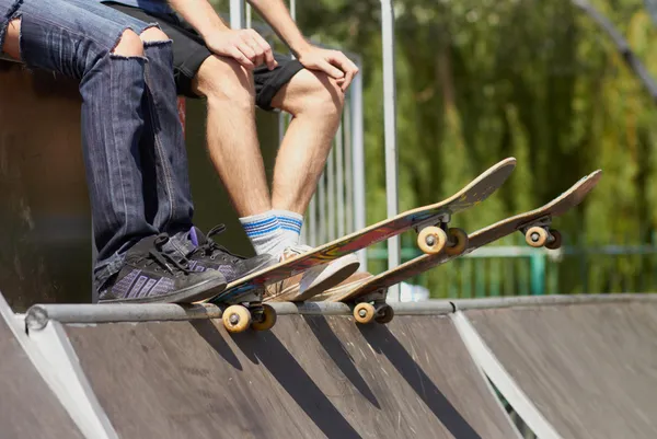 Skates sitting on mini-ramp ready to roll-in — Stock Photo, Image