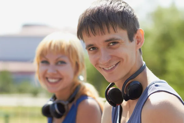 Jonge tieners met draadloze hoofdtelefoons — Stockfoto