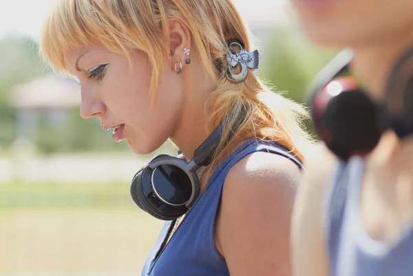 Joven chica punk atractiva con auriculares inalámbricos —  Fotos de Stock