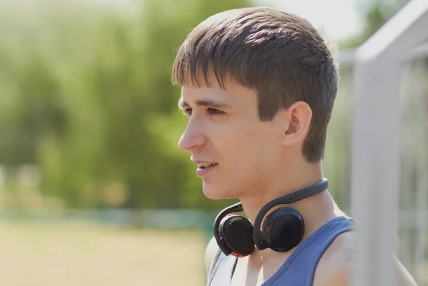 Tiener man met draadloze hoofdtelefoons — Stockfoto