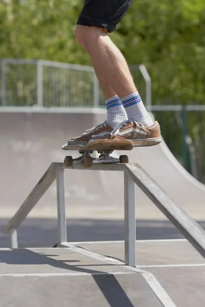 速滑运动员做 50-50 磨中 skatepark 乐趣框 — 图库照片