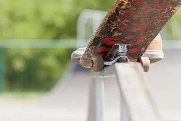 Skater fazendo nosegrind na caixa de diversão no parque de skate — Fotografia de Stock