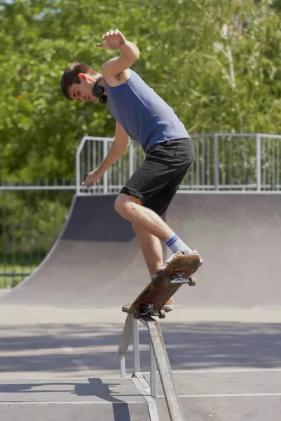 Pattinatore che fa macinare storto su fun-box in skatepark — Foto Stock