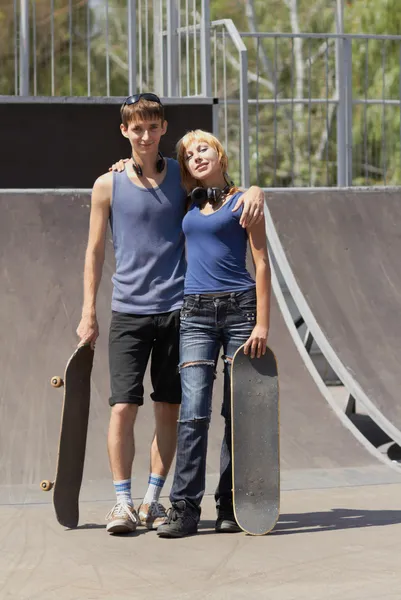 Adolescentes patinadores com placas no skatepark — Fotografia de Stock