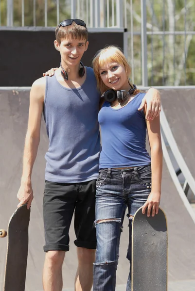 Teen skaters with boards in skatepark — Stock Photo, Image