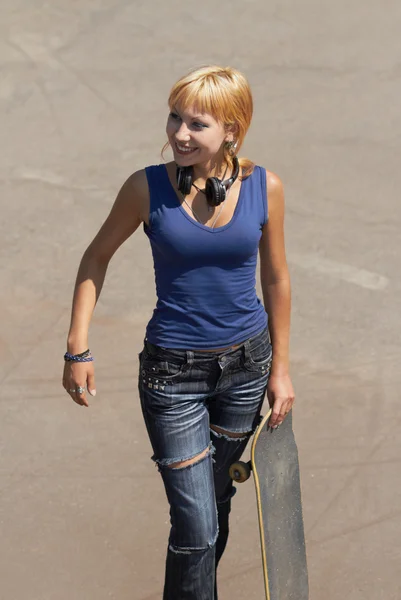 年轻的朋克女孩溜冰者用耳机 — 图库照片