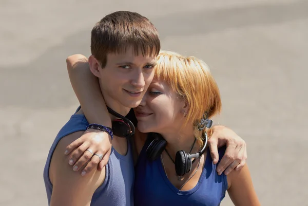 Mladý pár se sluchátky pózuje — Stock fotografie