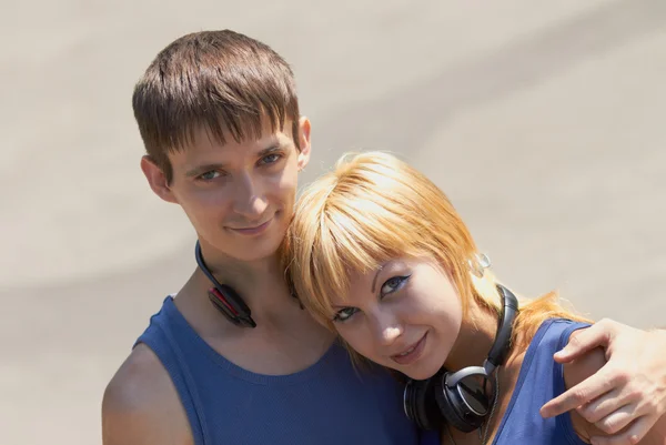 Mladý pár se sluchátky pózuje — Stock fotografie