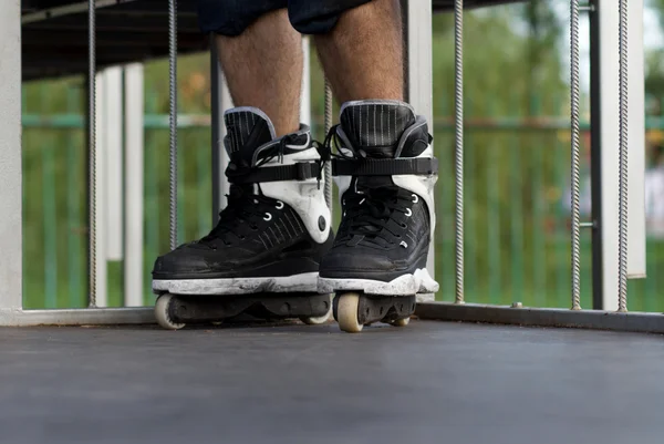 スケートパークで積極的なローラーブレードでスケーター — ストック写真
