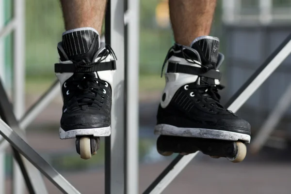 적극적인 rollerblades는 skatepark에서 스케이팅 선수 — 스톡 사진