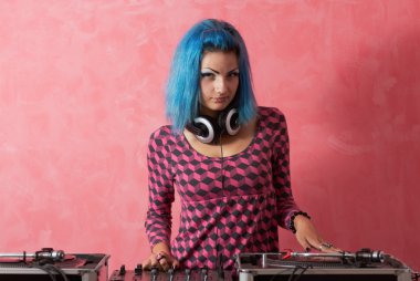 mavi boyalı saçlı punk kız dj