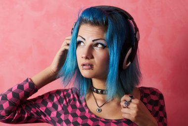 boyalı turqouise saçlı punk kız dj