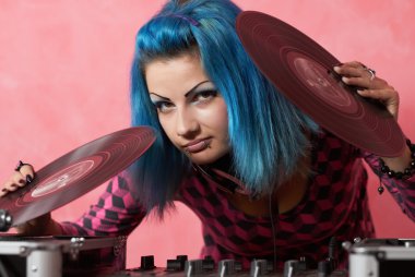 boyalı turqouise saçlı punk kız dj