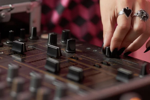 Manos de DJ femenino mezclando música —  Fotos de Stock