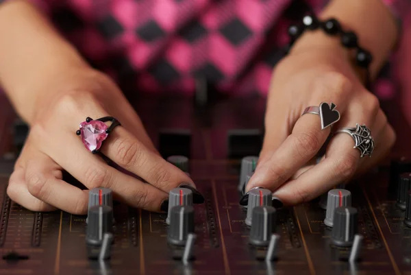Händerna på kvinnliga dj blandande musik — Stockfoto