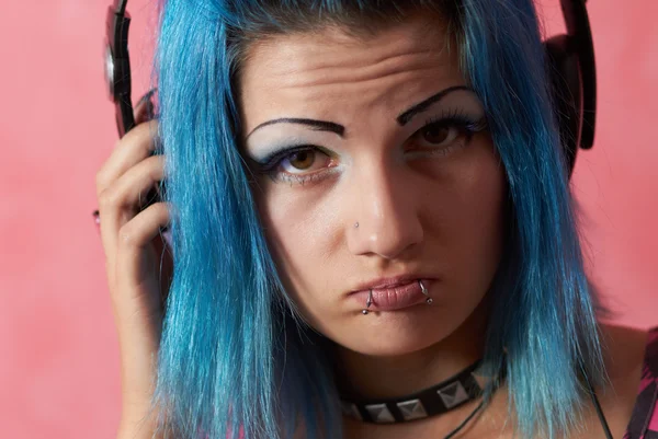 Punk-Mädchen dj mit gefärbten türkisfarbenen Haaren — Stockfoto