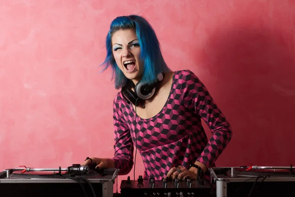 Chica punk DJ con el pelo turquesa teñido — Foto de Stock