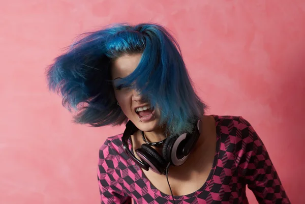 Chica punk DJ con el pelo turquesa teñido — Foto de Stock