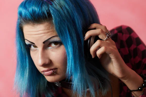 Dj punková dívka s vlasy obarvené turqouise — Stock fotografie