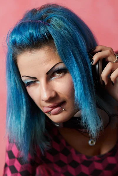Dj punková dívka s vlasy obarvené turqouise — Stock fotografie
