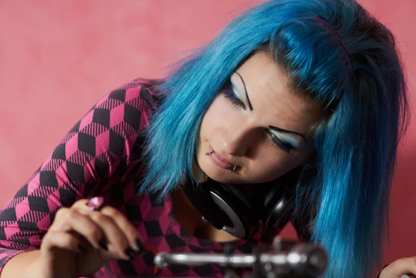 Punk girl DJ con i capelli tinti turchese — Foto Stock