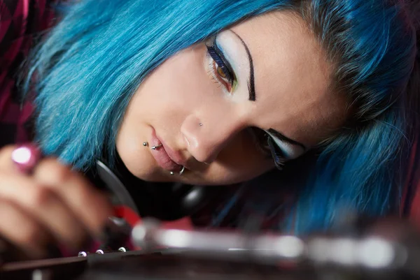Punk-Mädchen dj mit gefärbten türkisfarbenen Haaren — Stockfoto