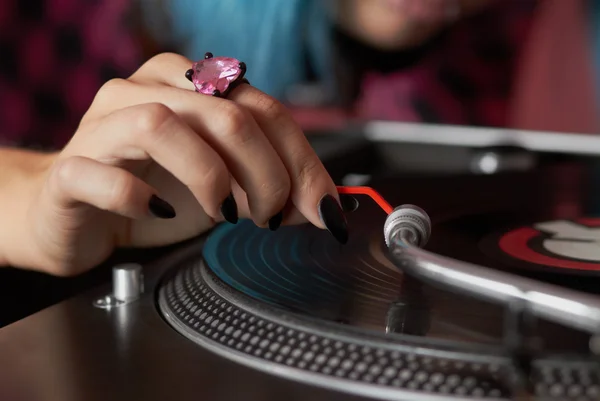 Ręce kobiece DJ miksowania muzyki — Zdjęcie stockowe