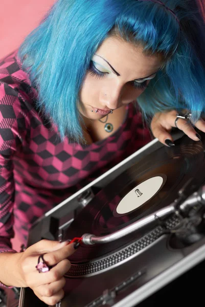 Punk meisje dj met geverfd turqouise haar — Stockfoto