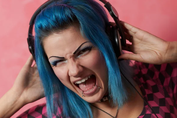 Punk tjej dj med turkos färgat hår — Stockfoto