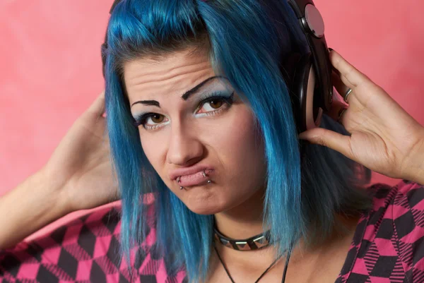 Punk girl DJ avec des cheveux turqouise teints — Photo