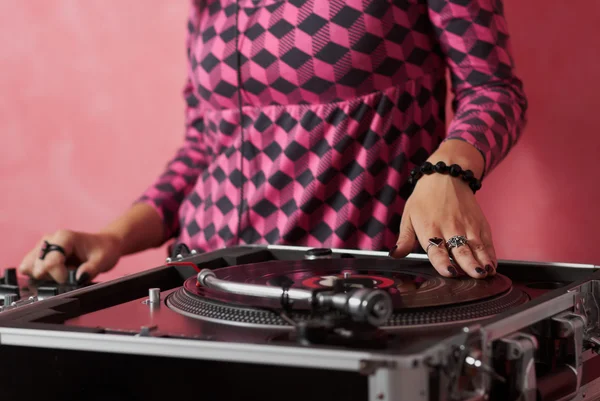 Mãos de DJ feminino misturando música — Fotografia de Stock