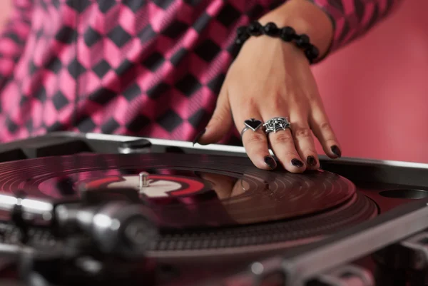 Manos de DJ femenino mezclando música — Foto de Stock