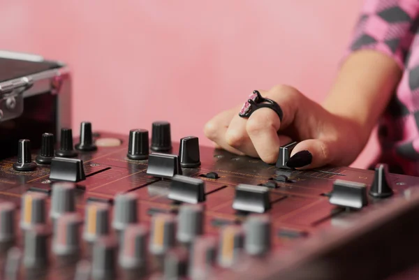 Hände von weiblichen DJ mischen Musik — Stockfoto