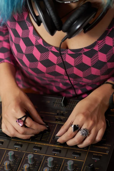 Mani di DJ donne che mescolano musica — Foto Stock
