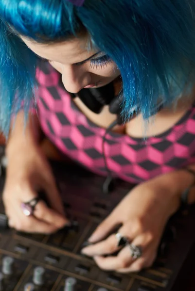 Punk meisje dj met geverfd turqouise haar — Stockfoto